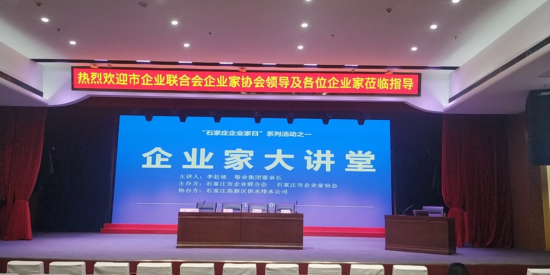 活动摄影构图为什么总是差一点？现场干扰下的取舍才是真问题