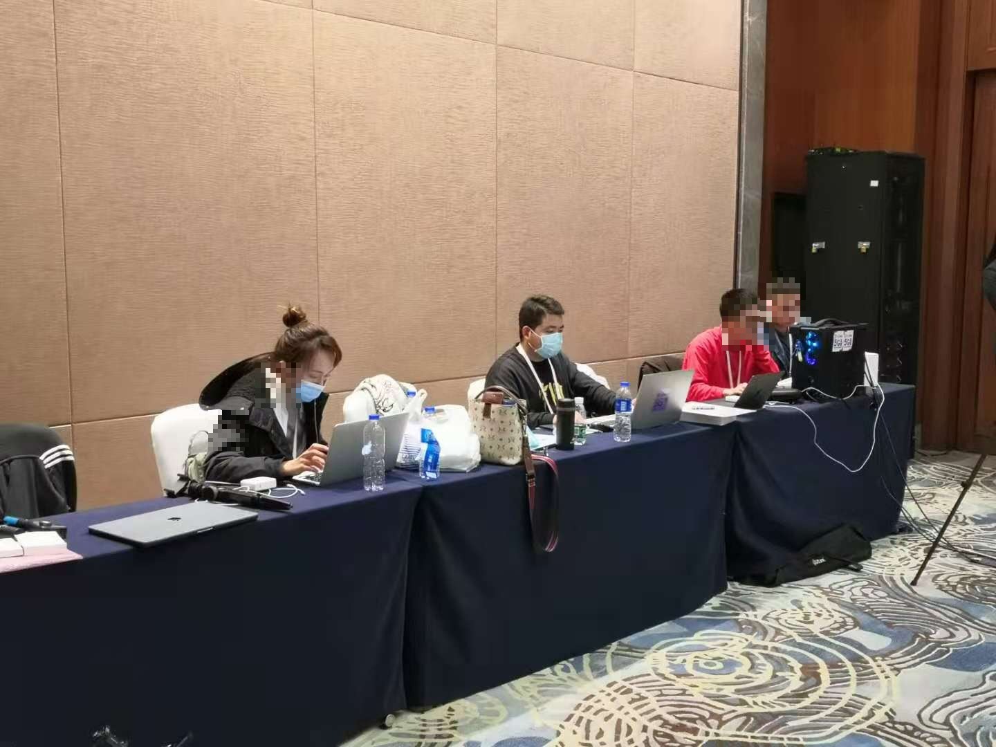 企业宣传片拍摄现场稳定器与滑轨运镜